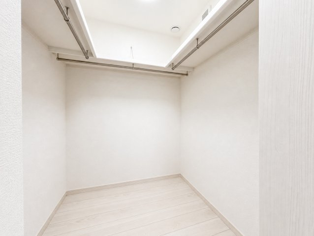 ゆとりある広さのウォークインクローゼットは、衣類はもちろん、季節家電やスーツケースなどの大きな荷物も収納可能です。収納スペースを一か所にまとめることで居室を広く使え、毎日の整理整頓もしやすい空間です。
