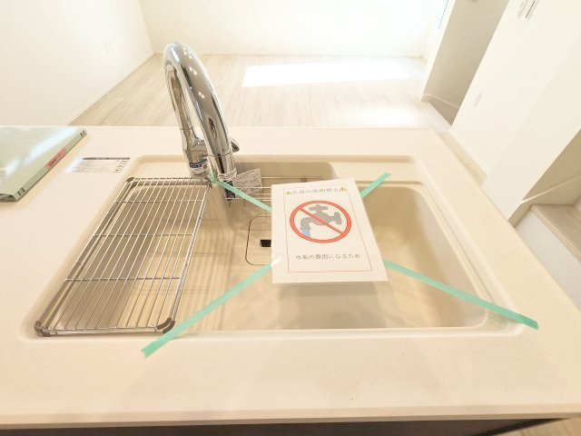【シンク】　お洒落なグースネック水栓。食器洗いもはかどる広々としたシンクです。　