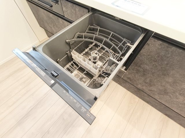 【食洗器】　手肌に優しく、家事の時短にもなる食洗機を完備。
