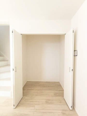 【キッチン収納】　キッチン横にはパントリー収納を設置。効果的な日常備蓄ができ、日々の収納だけでなく、防災面での備えとしても有効活用できます。