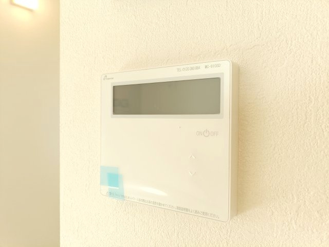 【床暖房】　LDKは床暖房付きで、冬場も足元から暖かく過ごせます。