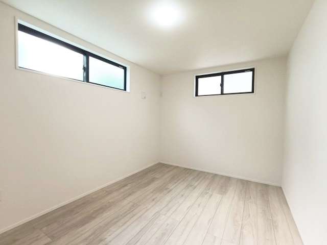 【納戸約6.7帖】　納戸とは建築基準法で「居室」の採光・通風の基準を満たしていないお部屋のこと。通常のお部屋としてもお使いいただけます。