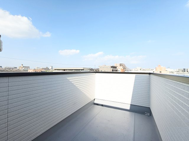 【ルーフバルコニー】　開放感が魅力のルーフバルコニー付なので、夜空を独り占めすることもできます！