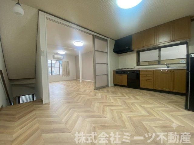 お洒落なヘリンボーン床のLDK♪　【AI画像編集】家具・荷物撤去後のイメージです