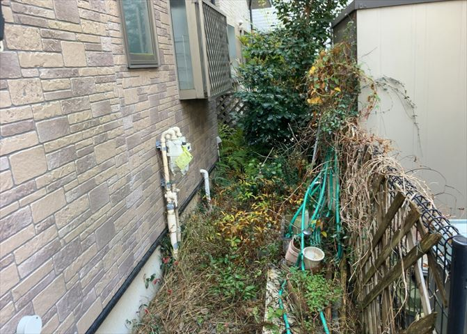 庭があることでガーデニングや家庭菜園はもちろん、こどもの遊び場やペットを放して遊ぶことができます。また、家の周囲に余裕があるということです。隣地との間があれば、十分な日当たりと、風通しが確保できます。