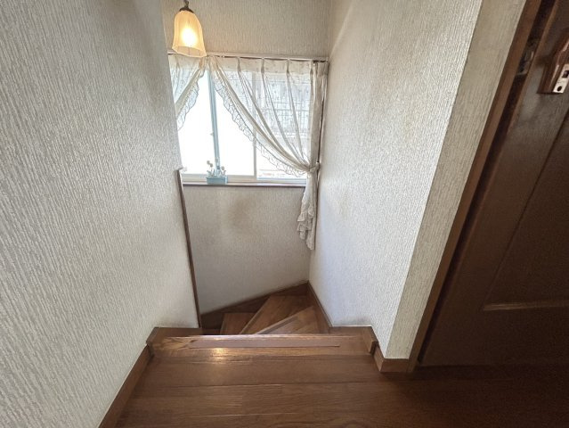 階段途中に窓が設けられており自然光を取り込みやすい階段スペースです。木目を基調とした落ち着きのある内装で、1階と2階をつなぐ動線も分かりやすい造り。閉塞感を抑えた明るさのある階段まわりとなっています。