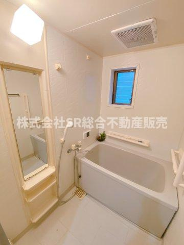 お風呂には窓もあり、換気がバッチリとできます☆