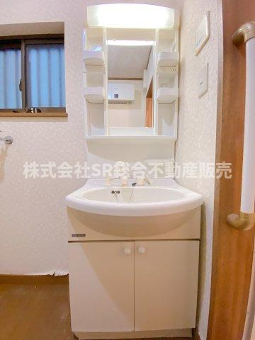 独立洗面台、小物を置くことができて便利です！