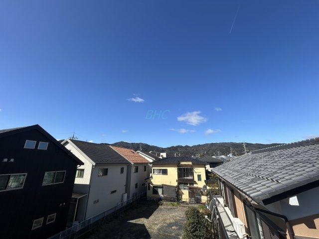 青い空が広がる開放的なベランダ。日差しを遮るものがないので、洗濯物も乾きやすいです。