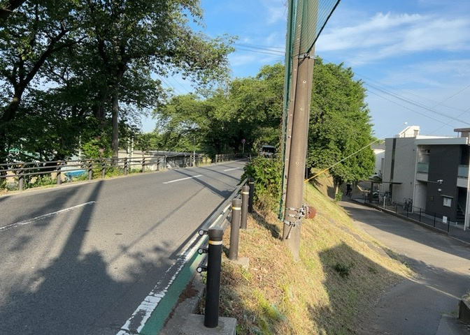 土地の形が極端に長細かったり、狭小地、あるいは道路との高低差がある傾斜地だった場合、後々売ろうとしても買い手がつかない場合もあります。後々、売却することになった時に価値の下がらない土地を選びましょう。