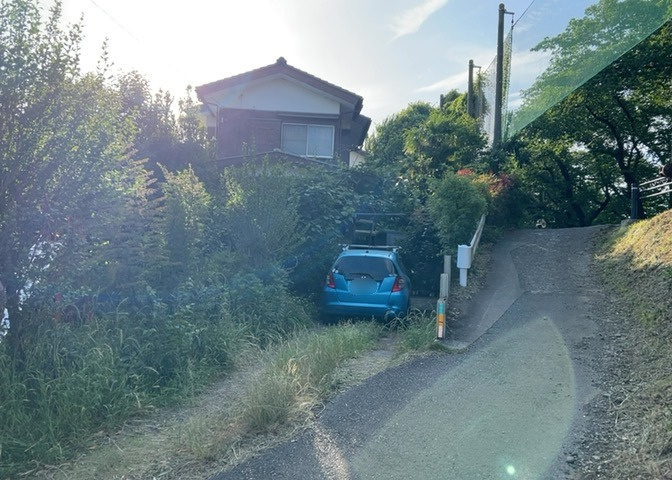 土地の面積＝住宅面積ではありません。建ぺい率の問題などで、土地のある場所によって住宅を建てられる面積は限られています。高さもしかり、「土地」という言葉の中には、建築条件も含まれると考えておきましょう。
