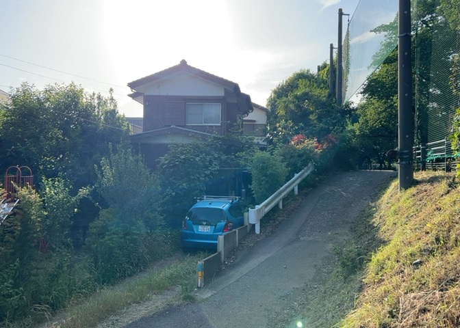 家を建てる場合、方位は要チェックです。現実的に日当たりのよい家ならばリビングは南側、建築基準法でも北側に当たる家への配慮は求められています。土地を見学に行く際は、方位磁針を持って行くようにしましょう。