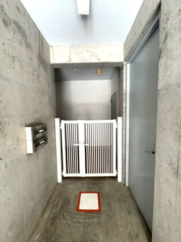 屋上から光が差し込む吹抜け