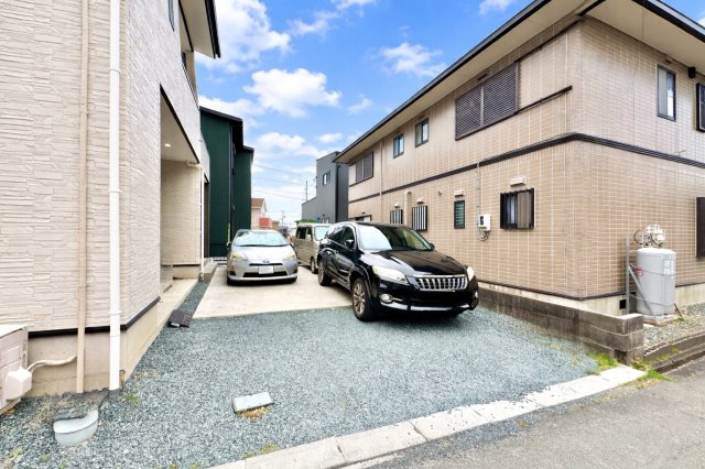 駐車場が広く、4台駐車可能（車種による）