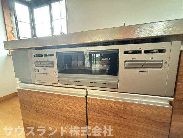 お料理の幅が広がる機能的なシステムキッチンです！便利なオーブンレンジや豊富な収納を備え、毎日の家事をしっかりとサポートしてくれます。広々としたワークトップで、お子様と一緒にお菓子作りも楽しめます♪