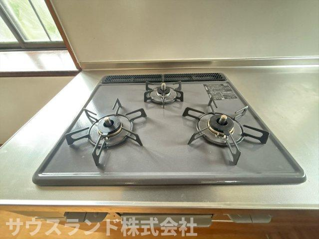 3口コンロでお料理の同時進行が可能なキッチンです！忙しい朝のお弁当作りや夕飯の準備も効率よく行え、毎日の家事の時短に繋がります。フラットな天板でお掃除もサッと拭くだけで簡単。いつも清潔です☆