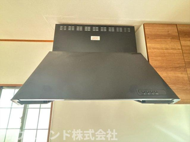 お手入れが簡単なレンジフードを備えたキッチンです！窓からの自然光で手元も明るく、お料理がしやすい環境が整っています。煙やニオイをしっかりと吸い込み、お部屋をいつでも爽やかな状態に保ってくれます♪