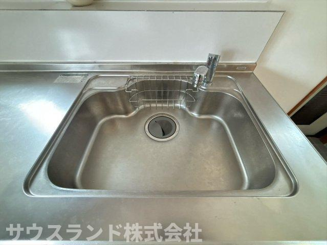 大きなお鍋やフライパンも洗いやすい、ゆとりのあるステンレスシンクです！水はねの音が響きにくい仕様で、テレビの音やご家族との会話を邪魔しません。毎日のお片付けの負担を軽減してくれる嬉しい設備です☆