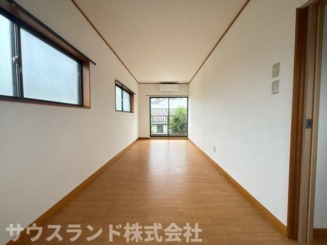 窓から柔らかな光が差し込む使い勝手の良い洋室です！ベッドや本棚などの家具を自由にレイアウトしやすく、自分好みの快適な空間作りを存分に楽しめます。お子様の成長に合わせて子供部屋としても大活躍します☆