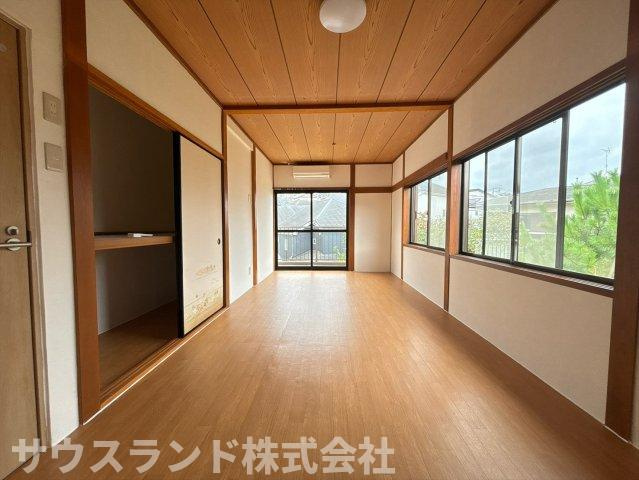 木の温もりを感じる天井が印象的な広々とした洋室です！二面採光で明るく風通しも良好。主寝室にぴったりな広さで、大きめのベッドを置いてもゆとりがあります。毎日の快適な睡眠をしっかりとサポートします♪