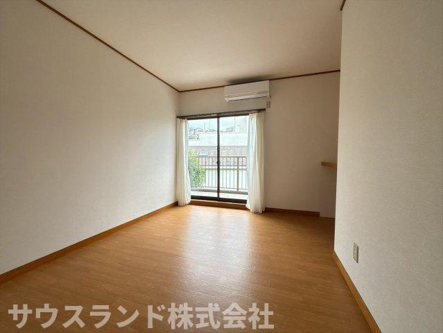 落ち着いた色合いのフローリングが心地よいお部屋です！子供部屋としてはもちろん、テレワーク用の書斎や趣味のお部屋など多目的にご活用いただけます。シンプルな内装で、どんなインテリアもスッキリと馴染みます☆