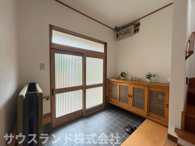 大きな引き戸から明るい光が差し込む、和風の美しい玄関です！広々とした土間スペースは、ベビーカーやゴルフバッグなどを置くのにも大変便利。日本の伝統的な美しさを感じながら、毎日を心地よく過ごせます♪