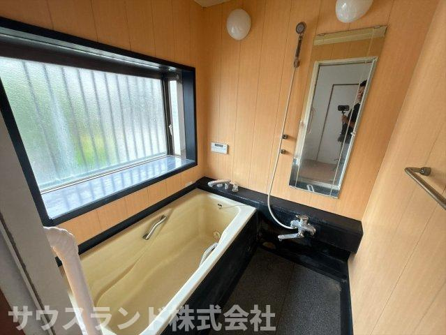 大きな窓から外の景色を眺めながら入浴できる、癒やしのお風呂です！足を伸ばしてゆっくり浸かれる広い浴槽で、一日の疲れをしっかり癒やせます。手すり付きで、ご家族みんなが安全に心地よく使えます☆
