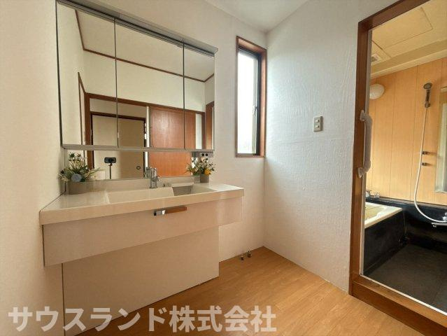 大きな三面鏡を備えた使いやすい独立洗面化粧台です！鏡の裏側はたっぷりの収納スペースになっており、洗面用具や化粧品もすっきり片付きます。洗面ボウルも広く、忙しい朝の身支度もご家族でスムーズに行えます♪