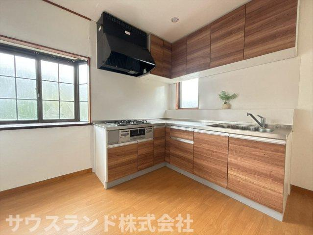 木の温もりを感じる木目調のシステムキッチンです！窓から明るい光が差し込み、換気もしやすく快適にお料理が楽しめます。収納も豊富で、大きなお鍋や食器類もすっきりと片付きいつでも綺麗に保てます☆