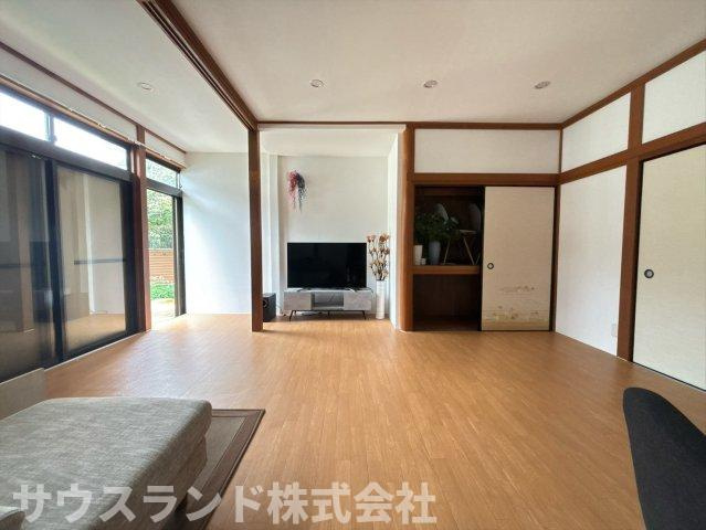柱や鴨居など、和風建築ならではの意匠が美しいリビング空間です！南側の大きな窓からたっぷりと自然光が入り、お部屋全体が明るく開放的。ご家族みんなでゆったりとくつろげる、憩いの場所になります♪