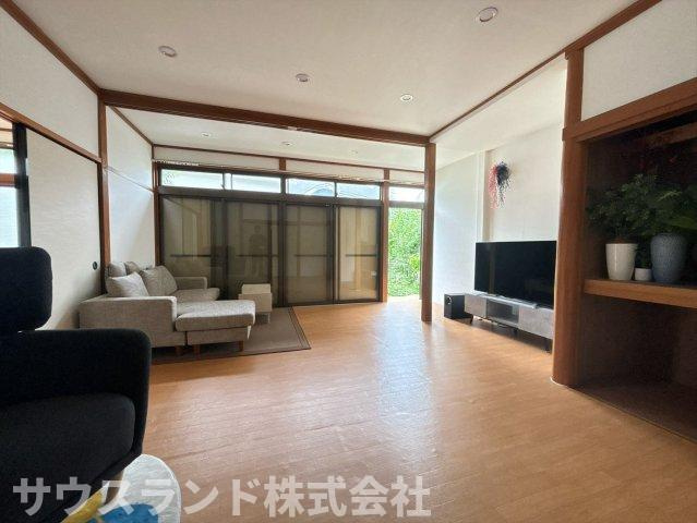 広々としたフローリングのリビングダイニングです！隣り合うお部屋のふすまを開ければ、さらに開放的な大空間として活用できます。大きめの家具も配置しやすく、ご家族の成長に合わせた使い方が可能です♪