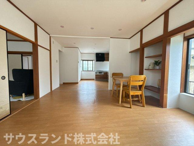 ダイニング側からリビングを見渡せる視点です！風通しが良く、爽やかな空気がお部屋全体を包み込みます。ご親戚やお友達を招いてお食事を楽しむのにもぴったりな広さがあり、毎日の生活がより充実します☆