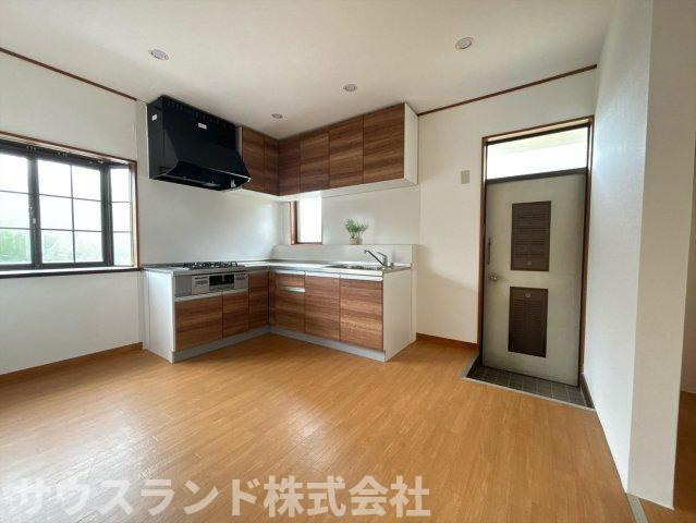 勝手口を備えた明るく使い勝手の良いダイニングキッチンです！ゴミ出しやお買い物帰りの荷物の運び入れもスムーズに行えて家事の負担を軽減。ご家族で食卓を囲み、今日一日の出来事を楽しく話せる空間です♪