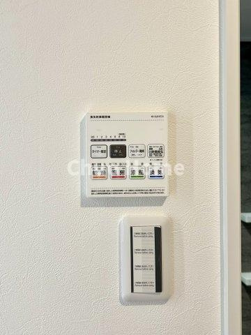 【浴室乾燥機】暖房・冷風・換気・乾燥が可能です。毎日を快適に過ごせるうれしい機能が揃っています。雨の日の洗濯物も安心です。
