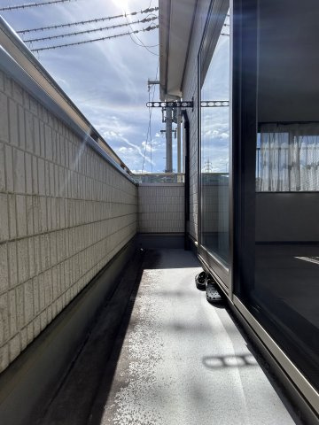 朝の澄んだ空気や、夕方に吹く清々しい風を感じられるバルコニー。