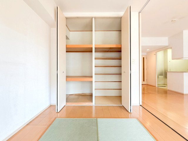 【和室約6.0帖　収納】　戸建に負けない収納力を備えております。