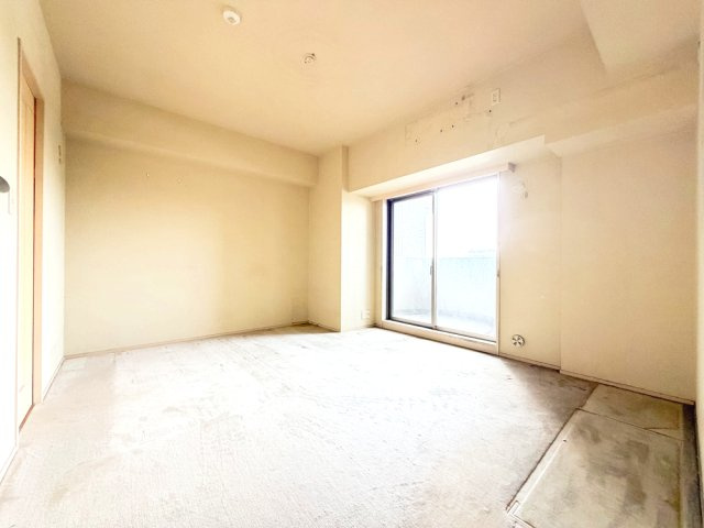 【洋室約8.7帖】　ゆったりサイズの洋室は、主寝室にいかがでしょうか？