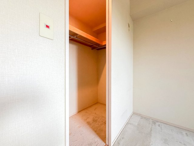 【洋室約8.7帖　WIC】　ウォークインクローゼットには季節ものなど場所を取りがちな物も収納できます。