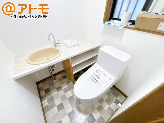 窓があり換気もすぐにできる、清潔感のあるトイレです♪