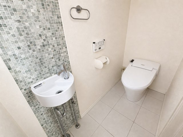 スタイリッシュな手洗いカウンターを備えたトイレ空間は、デザイン性と機能性を兼ね備えた快適な仕様です。清潔感のある内装で、毎日気持ちよくご利用いただける、使い勝手の良いトイレ空間となっています。