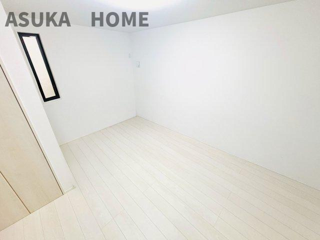 プライバシーを重視する空間に適した開き戸のお部屋です。仕事や勉強がはかどりそうです。