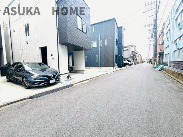 駐車がしやすいフラットで道路幅も充分な前面道路です。駐車が苦手な人でもラクラク駐車できます。
