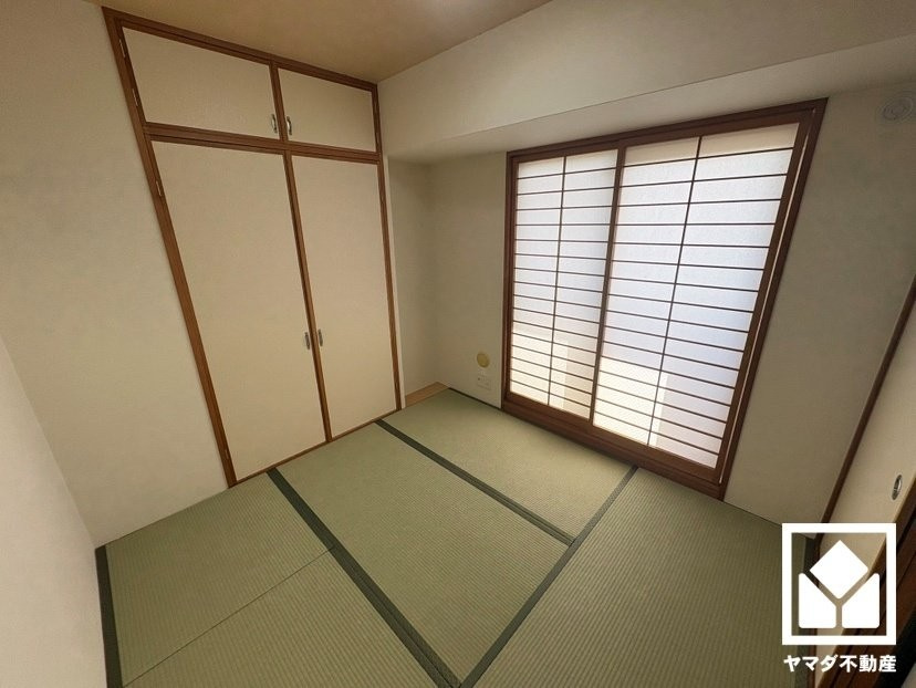 約4.5帖の和室です。陽光がたっぷり差し込む洗練された和の空間。温かみのある畳のスッキリとしたデザインが、暮らしを心地よく彩ります。