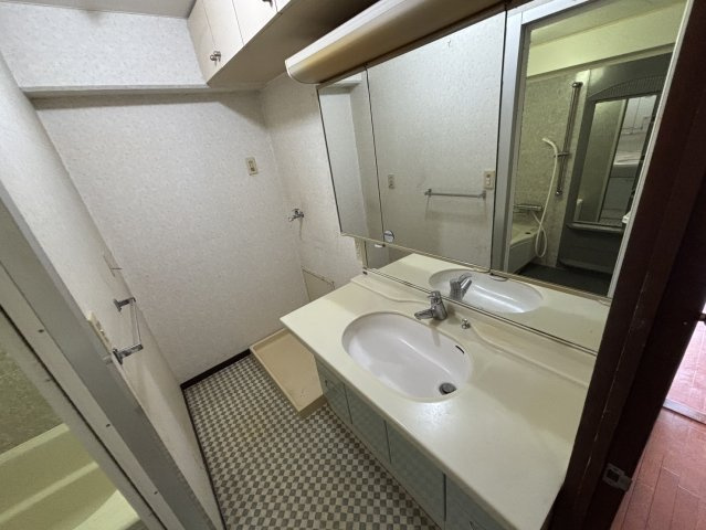 幅のある三面鏡の洗面台☆