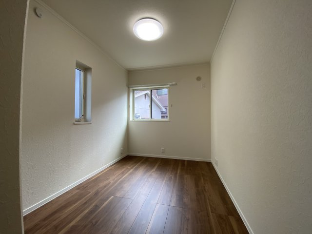コンパクトながら使い勝手の良い洋室。ベッドとデスクを配置しても動線が確保できる設計です。収納付きで、お子様の成長に合わせた使い方が可能です。