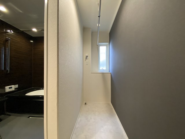 洗面室横にはゆとりあるランドリースペースを確保。室内物干し金具付きで、天候を気にせず洗濯が可能です。家事動線が考えられた間取りで、日々の暮らしを快適にサポートします。