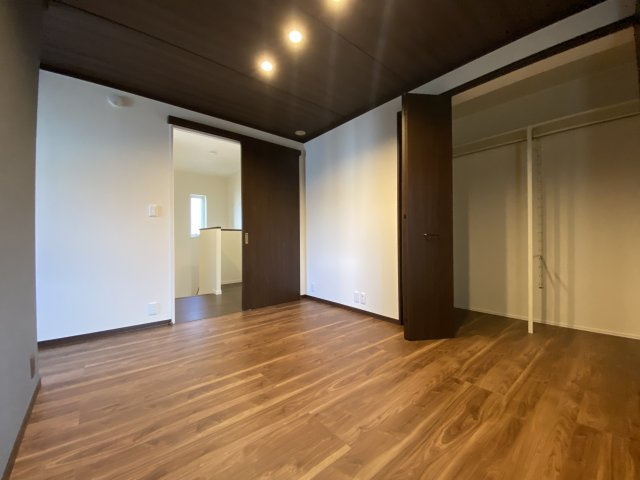 各部屋に収納を備えており、家具を最小限に抑えられます。空間を広く使えるため、すっきりとした暮らしが実現します。収納力の高さは実際の生活で大きなメリットとなります。