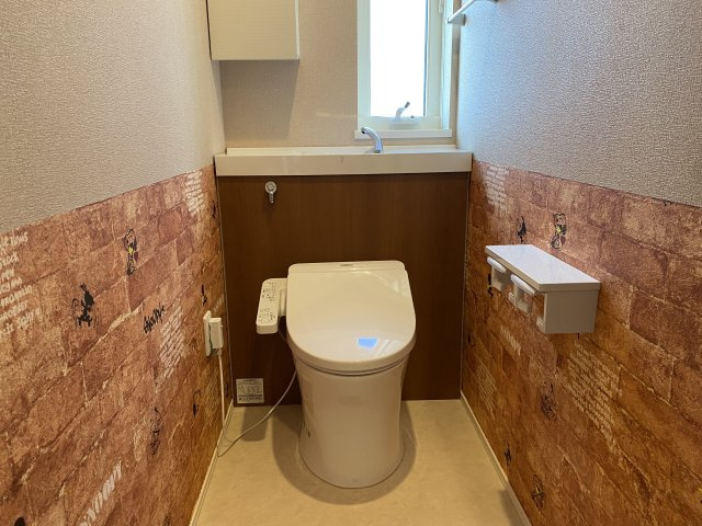 2階にもトイレを完備しているため、朝の混雑時も安心です。階段の上り下りを減らせるため、日常生活の負担を軽減します。家族が多いご家庭にも嬉しい設備です。