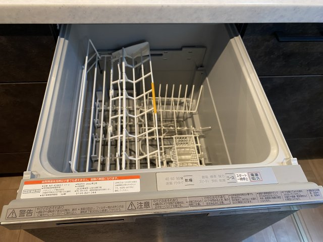 ビルトイン食洗機を完備しており、毎日の家事負担を軽減します。節水効果も期待でき、共働き世帯にも嬉しい設備です。時短と快適さを両立した仕様となっています。