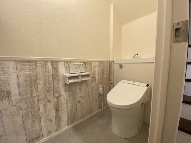 清潔感のあるトイレ空間。温水洗浄便座付きで快適にご使用いただけます。アクセントクロスが空間に個性をプラスし、おしゃれな印象を演出。来客時にも好印象を与えるデザイン性の高い仕上がりです。